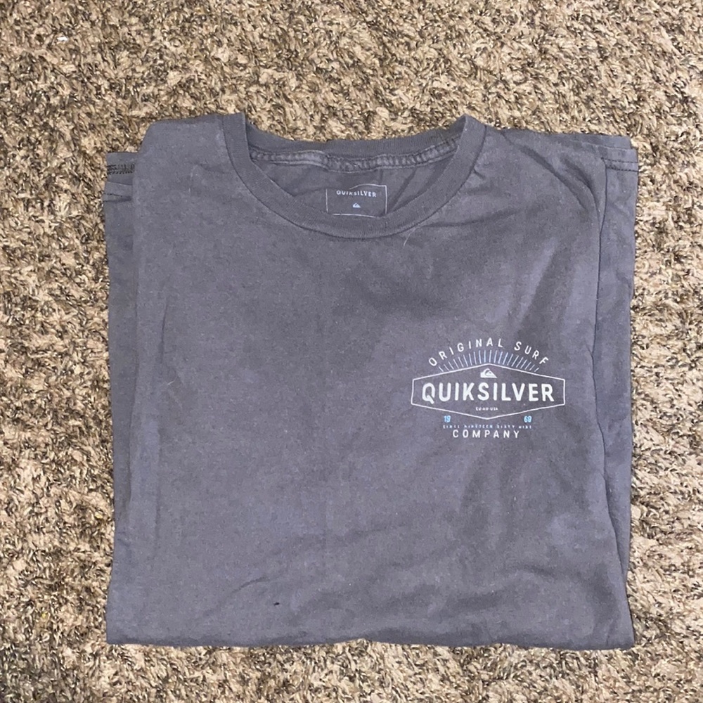 Quicksilver t-shirt 🏄‍♂️✨ great condition, comfy, smoke free home!
